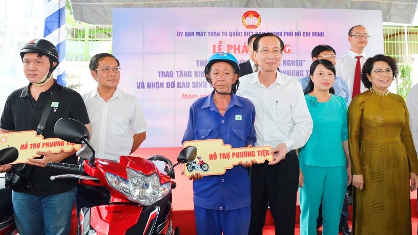 Lễ trao phương tiện làm kế sinh nhai cho một số hộ nghèo có nhu cầu tại TP Hồ Chí Minh.