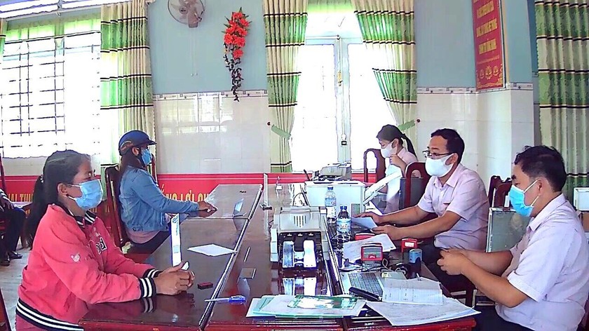 Điểm giao dịch xã Đà Ròn của Phòng giao dịch NHCSXH huyện Đơn Dương vẫn duy trì hoạt động giữa đại dịch, tuân thủ nghiêm chỉnh quy định 5K phòng COVID-19.