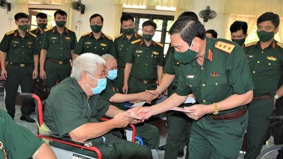 Thượng tướng Nguyễn Tân Cương, Ủy viên Trung ương Đảng, Tổng Tham mưu trưởng, Thứ trưởng Bộ Quốc phòng thăm, tặng quà các thương, bệnh binh tại Trung tâm Điều dưỡng thương binh Duy Tiên, Hà Nam. 