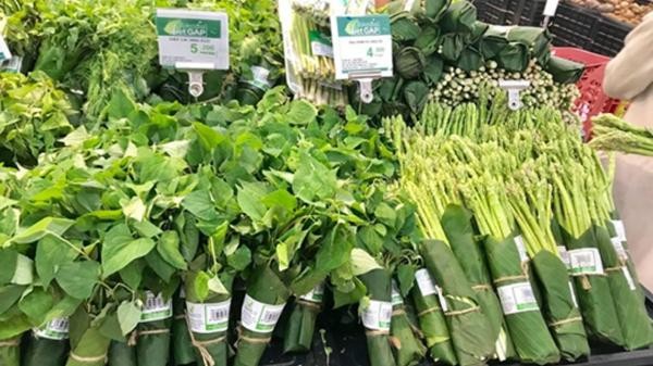 Nhiều siêu thị ở Hà Nội đã nói không với túi nilon khi bao gói hàng hóa. 