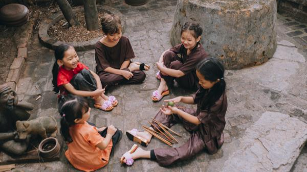 Thế giới kỳ diệu trong tâm hồn trẻ tràn ngập với các bài hát đồng dao và trò chơi dân gian truyền thống.
