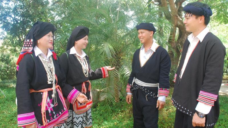 Nam, nữ người Dao Tiền ở Vân Hồ hát đối đáp giao duyên.