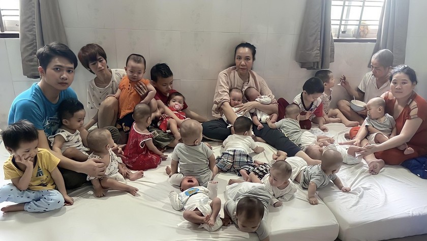 Chị Hương chăm sóc cho các bé sơ sinh. ảnh 1