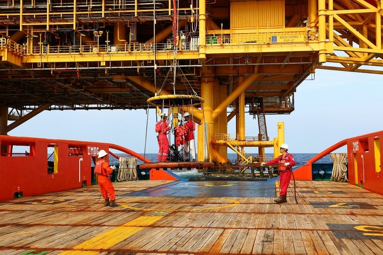 Lao động dầu khí làm việc trên Biển Đông.