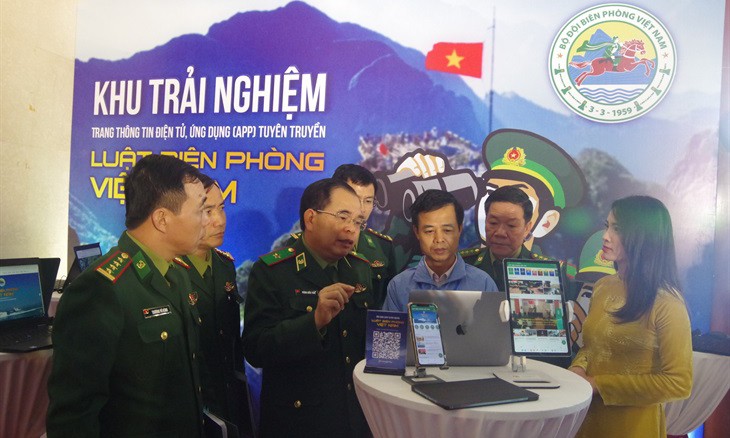 Thiếu tướng Phùng Quốc Tuấn cùng các đại biểu trải nghiệm hoạt động của website.