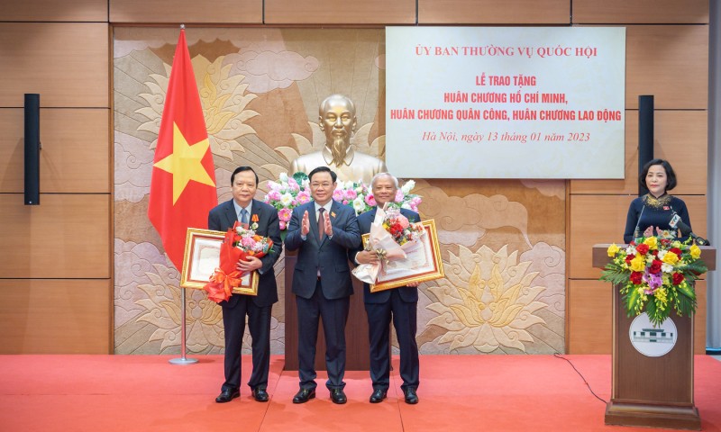 Chủ tịch Quốc hội Vương Đình Huệ trao Huân chương Hồ Chí Minh tặng nguyên Phó Chủ tịch Quốc hội Uông Chu Lưu và nguyên Phó Chủ tịch Quốc hội Huỳnh Ngọc Sơn.