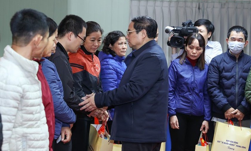 Thủ tướng tặng quà công nhân, người lao động, người nghèo tại Công ty TNHH Youngone Nam Định, Khu công nghiệp Hòa Xá, TP Nam Định. Ảnh: VGP