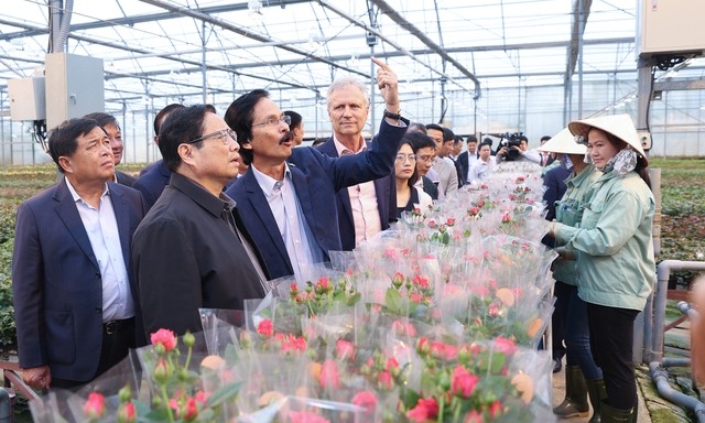 Thủ tướng Phạm Minh Chính hỏi thăm, động viên người lao động sản xuất tại Công ty Dalat Hasfarm ở Đà Lạt, Lâm Đồng.