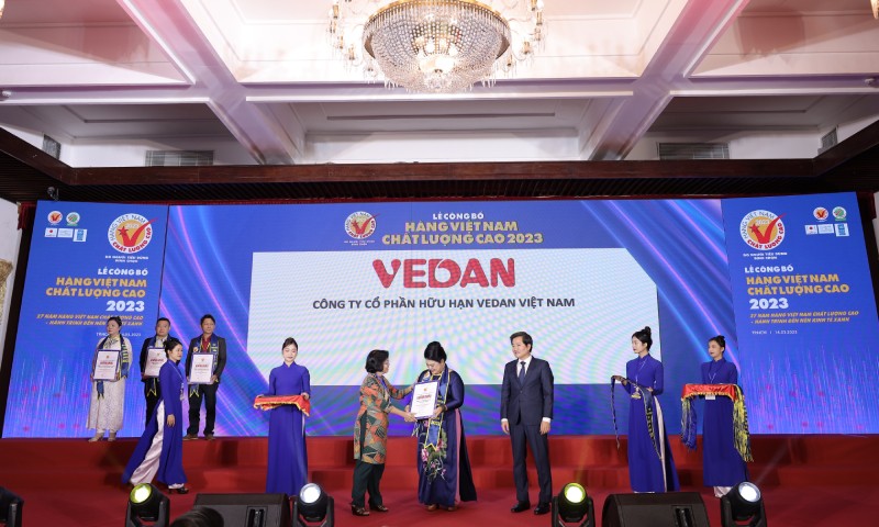Bà Nguyễn Thu Thủy - Phó giám đốc Đối ngoại, đại diện Vedan Việt Nam nhận chứng nhận Hàng Việt Nam chất lượng cao 2023 từ Ban tổ chức.