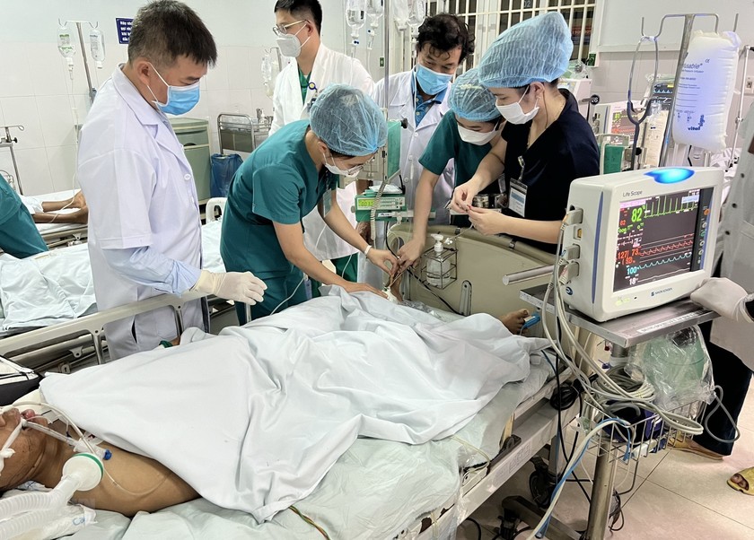 Chữa trị bệnh nhân ngộ độc vì ăn cá ủ chua tại Quảng Nam.