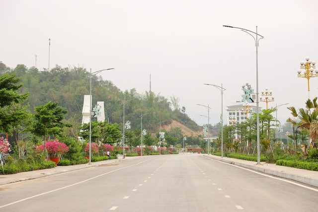 Thủ tướng kiểm tra công trường mở rộng sân bay Điện Biên và một số công trình trọng điểm ảnh 7