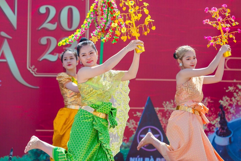 Tưng bừng không khí lễ hội trên núi Bà Đen (Tây Ninh) trong tháng 4 ảnh 4