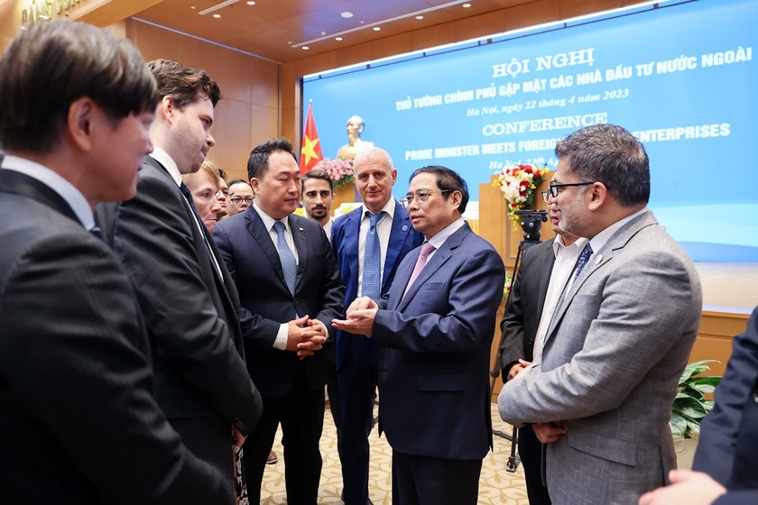 Thủ tướng trao đổi với các đại biểu dự Hội nghị.