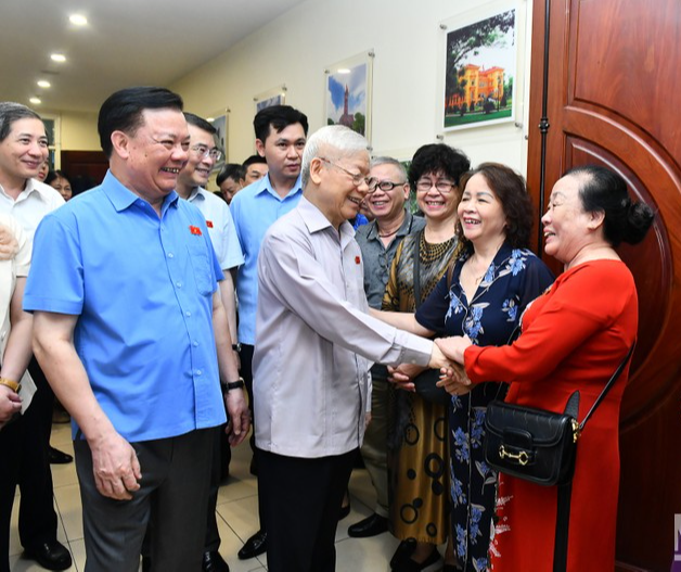 Tổng Bí thư Nguyễn Phú Trọng cùng đại biểu và cử tri TP Hà Nội. Ảnh: Báo Nhân dân
