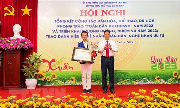 Trao nhận danh hiệu Nghệ nhân Nhân dân cho anh Phan Văn Út. (Ảnh: Ánh Tuyết/TTXVN)