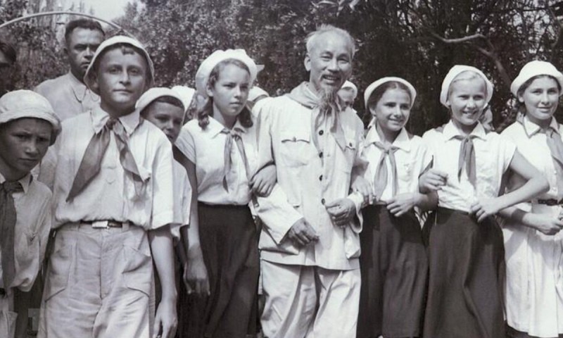 Chủ tịch Hồ Chí Minh với thiếu nhi Liên Xô tại Trại hè Quốc tế Artek bên bờ Biển Đen, trên bán đảo Crimea, ngày 23/8/1957. (Ảnh: TASS/TTXVN)