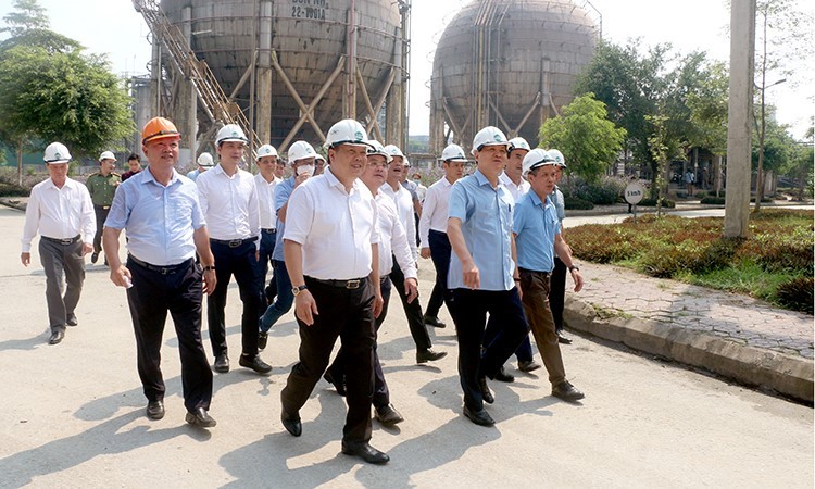 Phó Thủ tướng Lê Minh Khái trong một chuyến làm việc với Công ty Đạm Hà Bắc năm 2022.