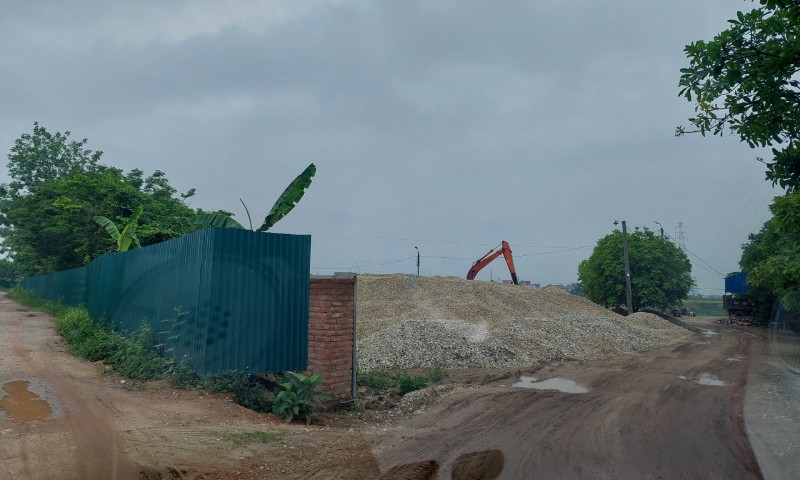 Sóc Sơn (Hà Nội): Dừng hoạt động bãi tập kết vật liệu xây dựng không phép