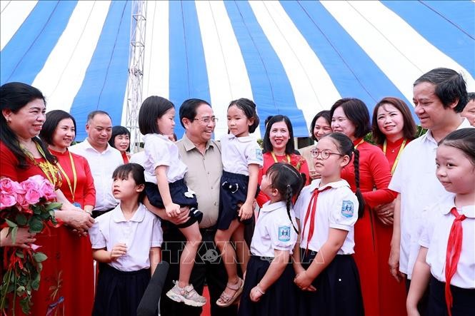 Thủ tướng Phạm Minh Chính thăm học sinh có hoàn cảnh đặc biệt khó khăn của Trường Phổ thông dân lập Herman Gmeiner. (Ảnh Dương Giang-TTXVN)