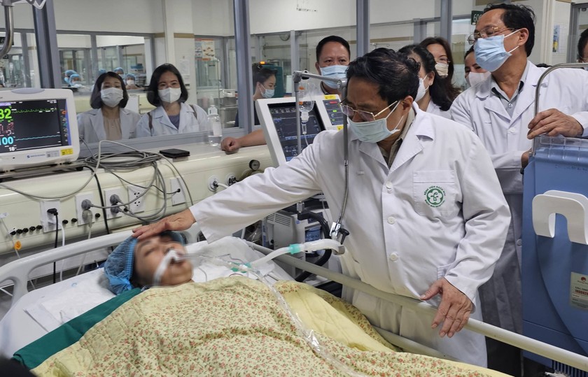 Thủ tướng Phạm Minh Chính trực tiếp tới thăm các nạn nhân tại Bệnh viện Bạch Mai.
