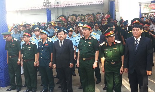 Phó Thủ tướng Chính phủ Trịnh Đình Dũng, Bí thư tỉnh ủy Nguyễn Đắc Vinh cùng các lãnh đạo cấp cao tại lễ tang đại tá Trần Quang Khải 