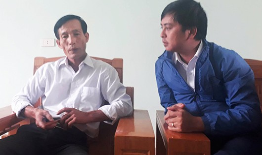 Bí thư Đảng ủy xã Nghi Quang ông Nguyễn Đình Tiến (áo trắng) trao đổi với phóng viên.