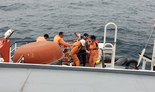 Thuyền viên bị tai nạn được đưa lên tàu cứu hộ để đưa vào đất liền