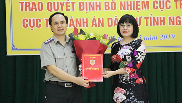 Thứ trưởng Đặng Hoàng Oanh trao quyết định và tặng hoa chúc mừng tân Cục trưởng Cục THADS Nghệ An