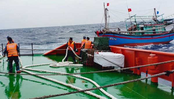 Tàu Cảnh sát Biển 9004 tiếp cận tàu cá gặp nạn.