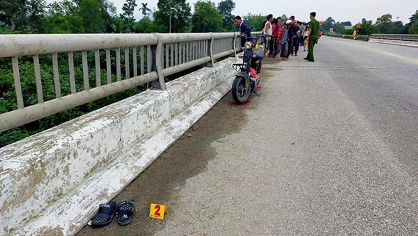 Nữ sinh để lại xe máy điện, đôi dép và một bức thư trên cầu rồi mất tích.