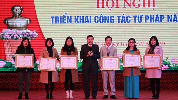 Phó Chủ tịch UBND tỉnh Lê Hồng Vinh trao bằng khen của Chủ tịch tỉnh cho các cá nhân, tập thể xuất sắc.
