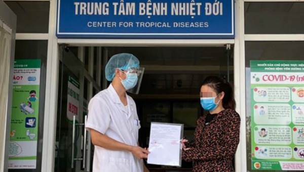 Đại diện Bệnh viện Hữu Nghị đa khoa Nghệ An trao giấy chứng nhận đã được điều trị khỏi cho bệnh nhân N.T.M. (Ảnh: Tất Ngọc)