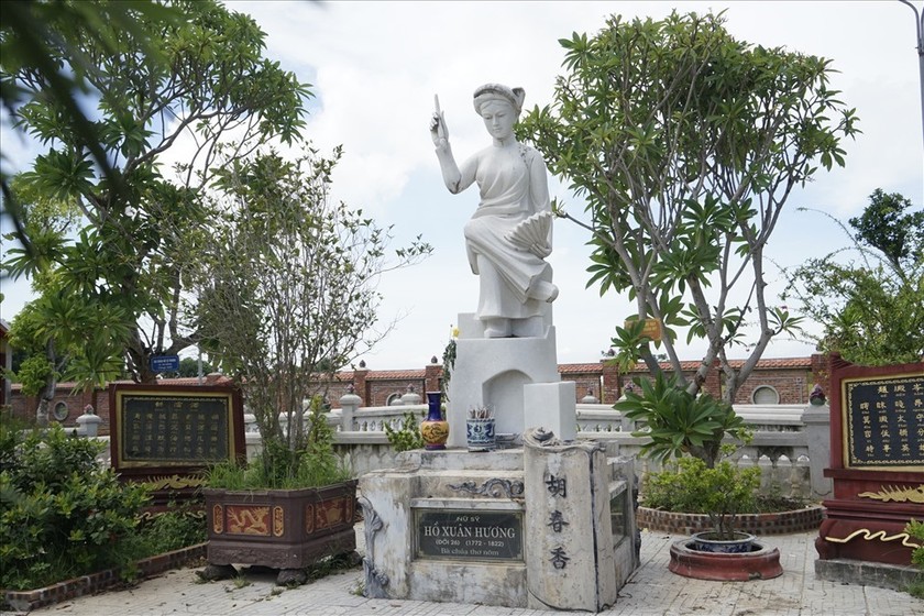 Tượng đài nữ sĩ Hồ Xuân Hương tại xã Quỳnh Đôi - Quỳnh Lưu - Nghệ An