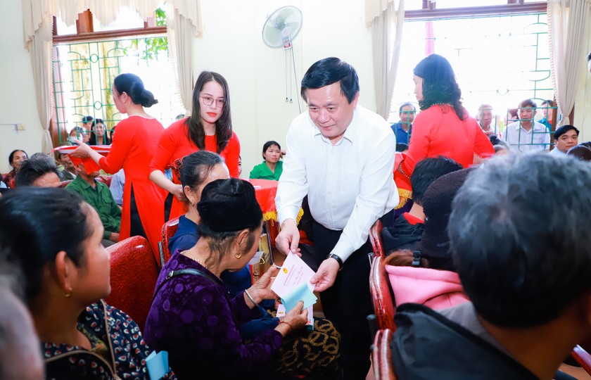 Ông Nguyễn Xuân Thắng trao quà Tết cho các hộ nghèo tại huyện Thanh Chương.