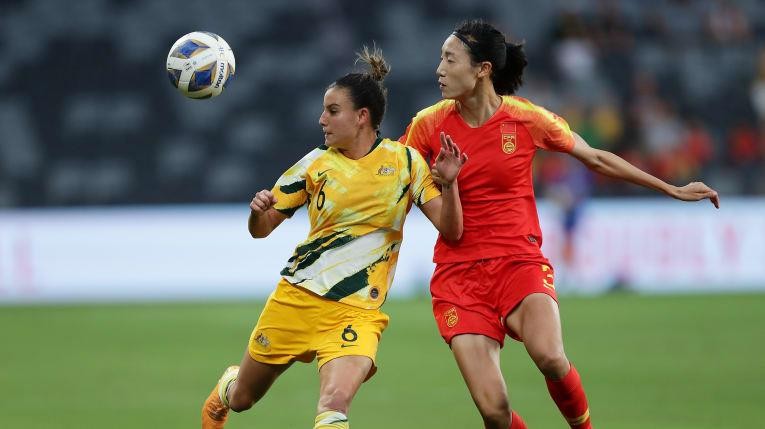 Australia (áo vàng) là đối thủ của đội tuyển Việt Nam ở trận play-off tranh vé dự Olympic Tokyo 2020.