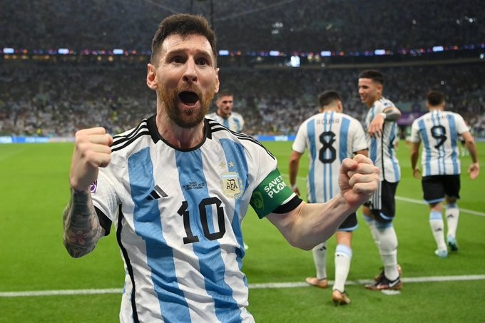 Messi mở lại cánh cửa cho Argentina