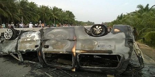  Chiếc xe cấp cứu cháy rụi sau vụ tai nạn