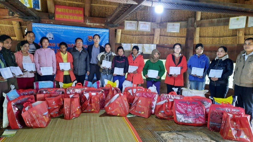 Trung tâm TGPL tỉnh Quảng Nam trao tặng 12 suất quà cho các gia đình có hoàn cảnh khó khăn.