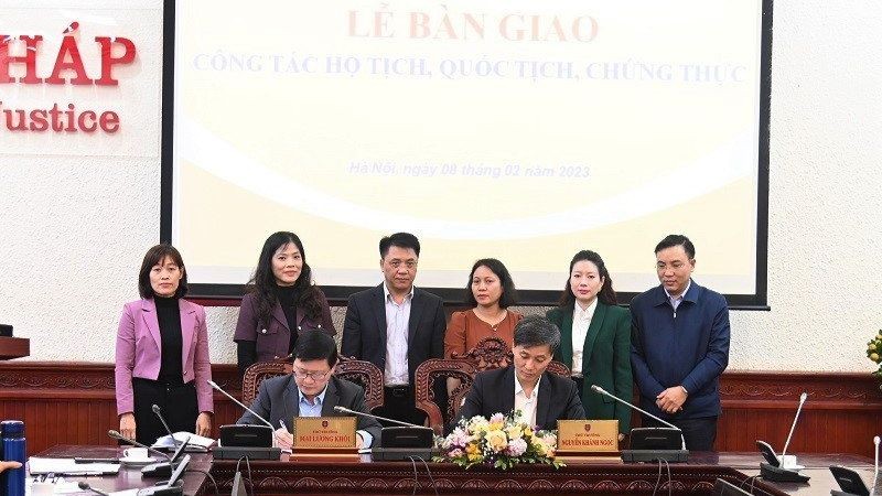 Thứ trưởng Bộ Tư pháp Nguyễn Khánh Ngọc và Thứ trưởng Mai Lương Khôi ký biên bản bàn giao.