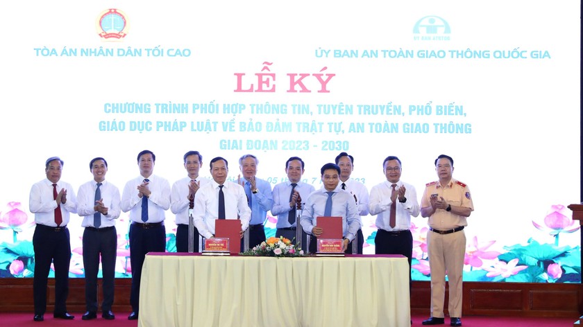 Lễ ký kết.