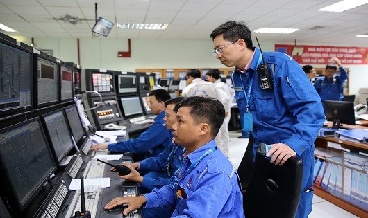 Trưởng ban Vận hành Sản xuất Mai Tuấn Đạt cùng các kỹ sư vận hành đang theo dõi sát sao quá trình dừng hoạt động phân xưởng RFCC tại Trung tâm điều khiển của Nhà máy (CCC)

​