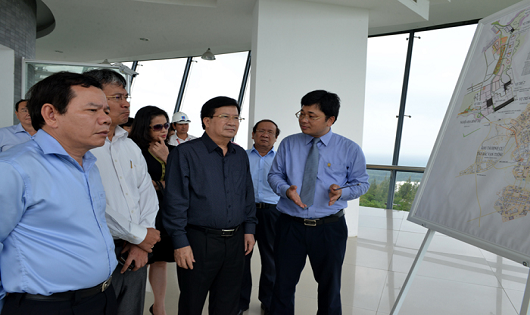 Tổng giám đốc BSR Trần Ngọc Nguyên báo cáo với Phó Thủ tướng tiến độ nâng cấp mở rộng Nhà máy lọc dầu Dung Quất
