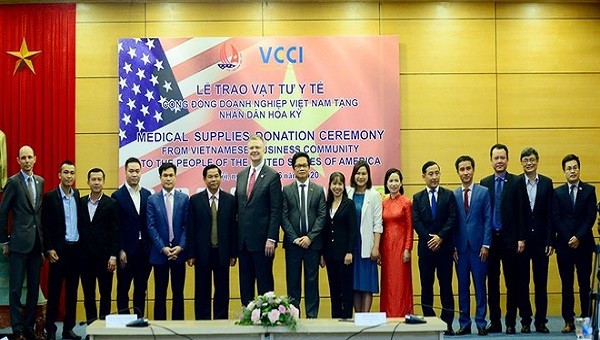 Chủ tịch VCCI TS Vũ Tiến Lộc, Đại sứ Hoa Kỳ tại Việt Nam Kritenbrink cũng các DN tại lễ trao tặng vật tư y tế.