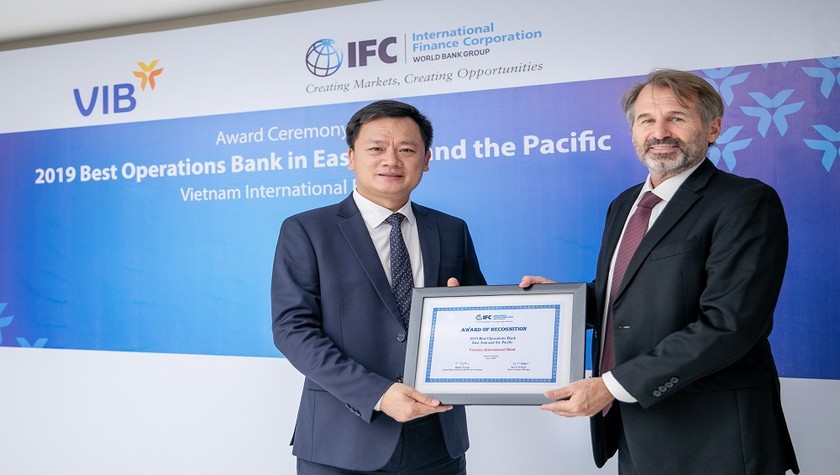 Ông Lê Quang Trung – Phó Tổng Giám đốc VIB nhận giải thưởng từ đại diện IFC
