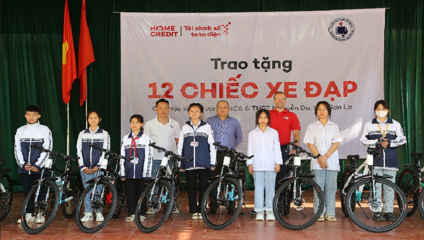 Đại diện Home Credit Việt Nam trao tặng nhiều suất học bổng và 12 chiếc xe đạp cho các em học sinh nghèo hiếu học.