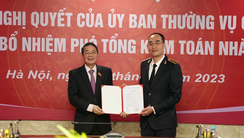 Phó Chủ tịch Quốc hội Nguyễn Đức Hải trao Quyết định bổ nhiệm cho ông Bùi Quốc Dũng