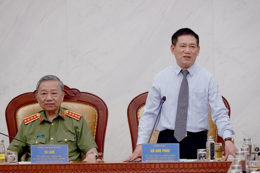 Bộ trưởng Bộ Tài chính Hồ Đức Phớc phát biểu tại buổi làm việc.