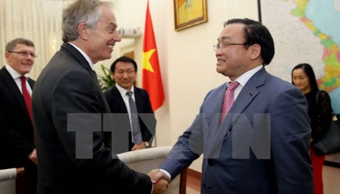 Phó Thủ tướng Hoàng Trung Hải tiếp cựu Thủ tướng Anh Tony Blair. (Ảnh: Phương Hoa/TTXVN)