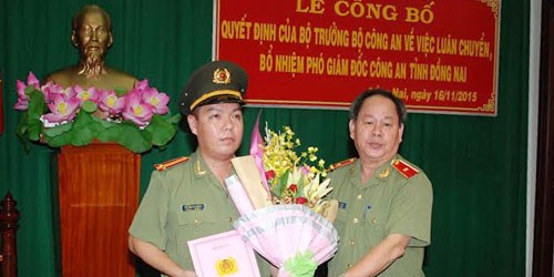 Trung tá Lê Hoàng Ngân (trái) nhận quyết định luân chuyển, bổ nhiệm. Ảnh: Báo Đồng Nai.