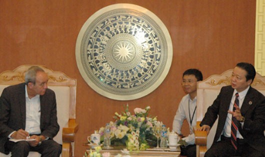 Bộ trưởng Trần Hồng Hà (phải) trong cuộc làm việc với chuyên gia Đức. Ảnh: Bộ Tài nguyên Môi trường.